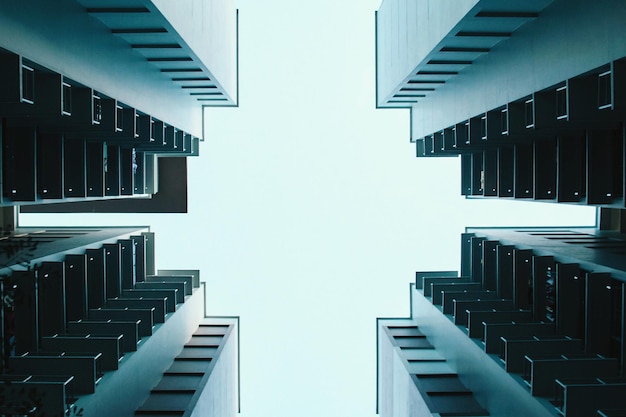 Direkte nedenfor billede af moderne bygninger mod klar himmel