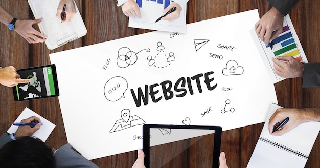 Direkte ovenfra billede af forretningsfolk, der arbejder ved bord med webstedsdiagramplanlægning