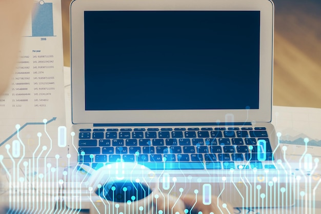 Dobbelt eksponering af bærbar computer og teknologi-tema hologram Koncept for freelance arbejde