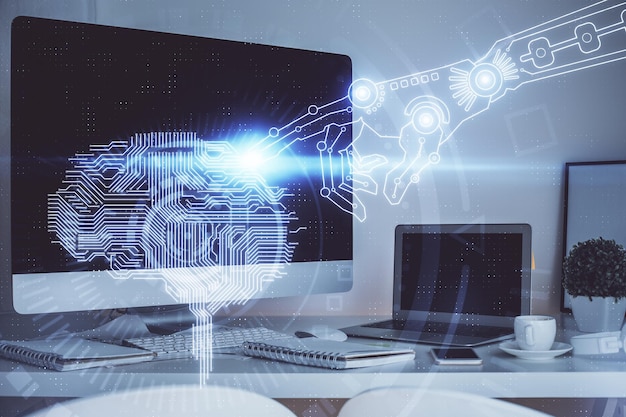 Dobbelt eksponering af bord med computer og hjerne hologram Data innovation koncept