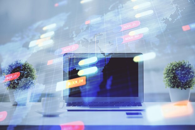 Dobbelt eksponering af bord med computer på baggrund og data-tema tegning Koncept for innovation