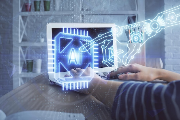 Dobbelt eksponering af kvindehænder, der arbejder på computer, og data-tema hologram tegning. Tech-koncept