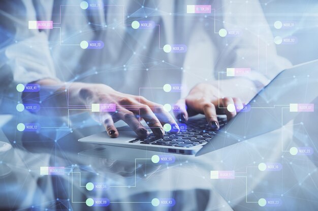 Dobbelt eksponering af kvindehænder, der arbejder på computer, og data-tema hologram tegning. Tech-koncept