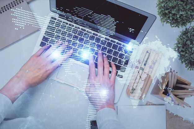 Dobbelt eksponering af kvindehænder, der arbejder på computer og socialt netværk tema hologram tegning Top View People connection koncept