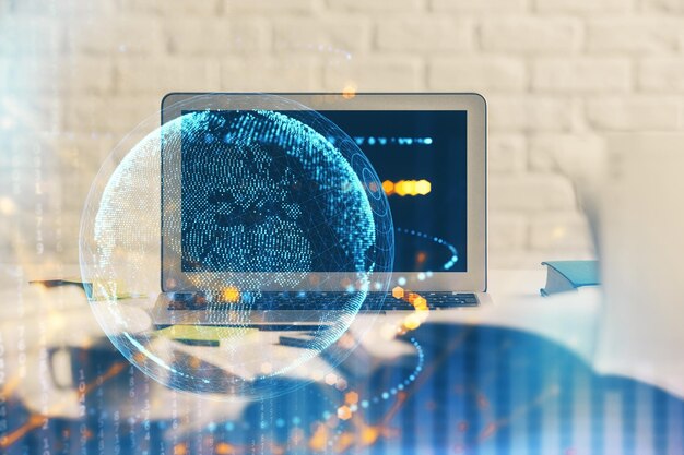 Dobbelt eksponering af skrivebord med computer og verdenskort-hologram. Internationalt datanetværkskoncept