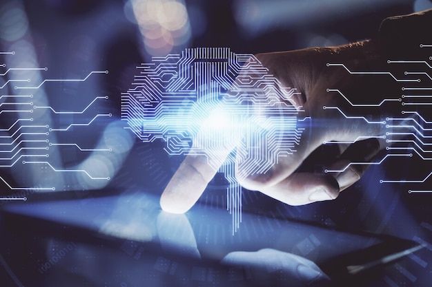 Dobbelteksponering af en mands hånd, der holder og bruger en digital enhed, og en hjerne hologramtegning Datakoncept