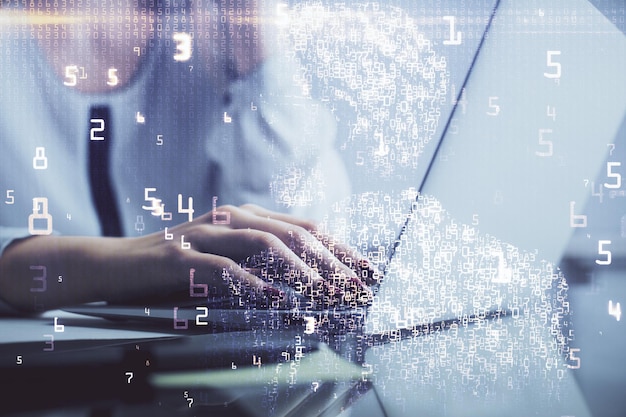 Dobbelteksponering af kvindehænder, der skriver på computer, og tegning med teknologitema. Højteknologisk koncept