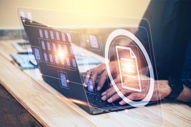 Dokumenthanteringskoncept. Affärsman som använder dator för dokumenthanteringskoncept, databas för onlinedokumentation och digitalt fillagringssystem eller programvara för registerhållning av databasteknik