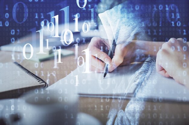 Dubbelexponering av händer som gör anteckningar bakgrund med teknik och digital kodning huds Datainlärningskoncept