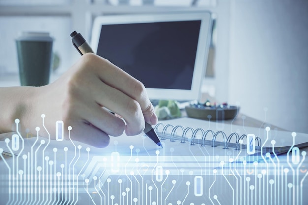 Dubbelexponering av händer som gör anteckningar med digitala kodningsikoner. Koncept för datorinlärning