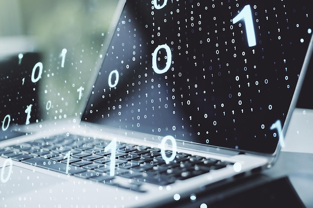 Dubbelexponering av kreativt abstrakt binär kodhologram på laptopbakgrund, databas- och programmeringskoncept