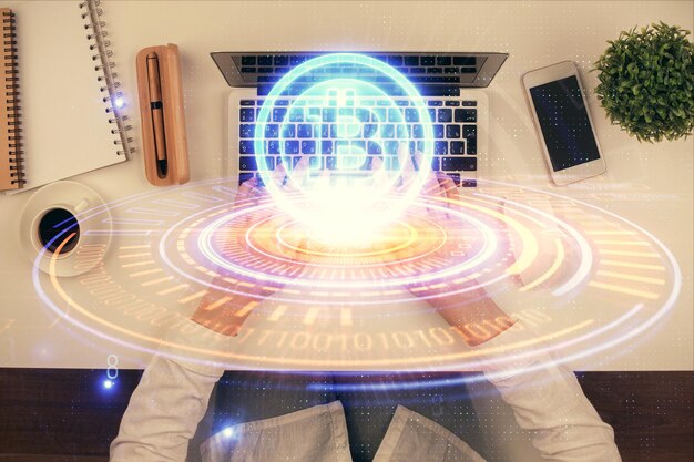 Dubbelexponering av kvinnohänder som arbetar på dator och blockchain-tema hologramritning Ovanifrån bitcoin-koncept för kryptovaluta