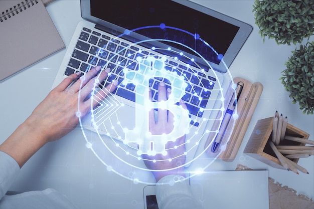 Dubbelexponering av kvinnohänder som arbetar på dator och blockchain-tema hologramritning Ovanifrån bitcoin-koncept för kryptovaluta