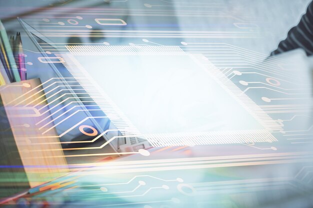 Dubbelexponering av kvinnohänder som arbetar på dator och datahologramritning. Teknikkoncept