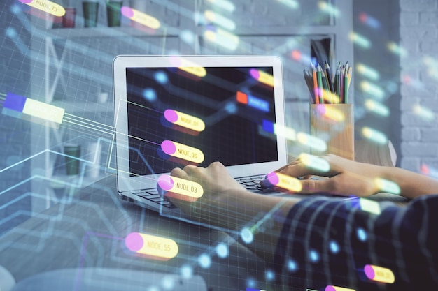Dubbelexponering av kvinnohänder som arbetar på dator och datahologramritning. Teknikkoncept