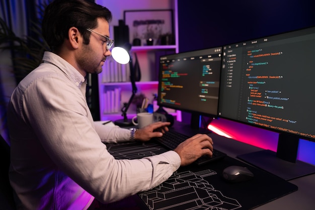 Dygtig it-udvikler analyserer data og softwareudvikling på pc Surmise