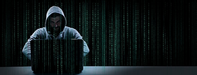 En hacker skriver en kode på et tastatur for at bryde ind i et cyberspace