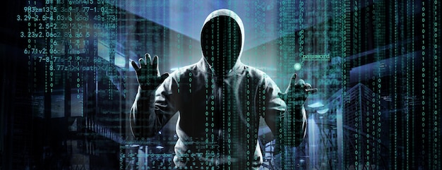 En hacker skriver en kode på et tastatur for at bryde ind i et cyberspace