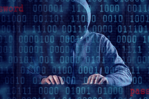En hacker skriver en kode på et tastatur for at bryde ind i et cyberspace