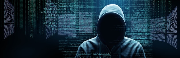 En hacker skriver en kode på et tastatur for at bryde ind i et cyberspace