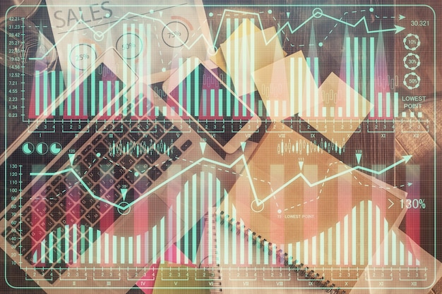 Finansmarked graf og top view computer på skrivebordets baggrund. Multieksponering. Investeringskoncept