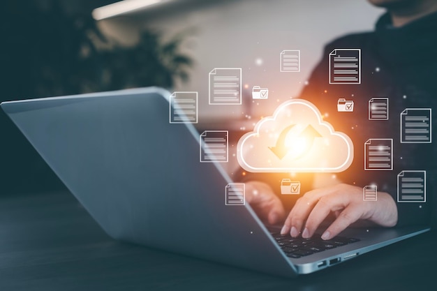 Forretningsfolk bruger bærbar computer med cloudcomputing-system. Lagring og dataoverførsel. Cloud-netværk. Cloud-teknologi. Netværk og internettjenestedeling download og upload og internettjeneste