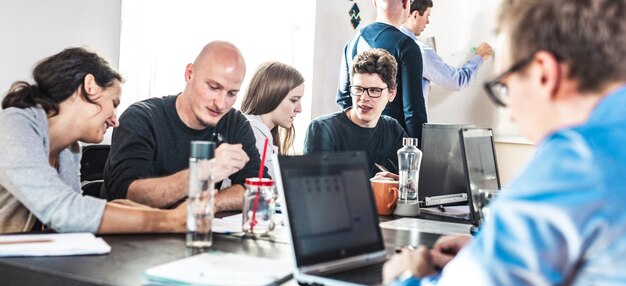 Forretningskolleger arbejder på kontoret