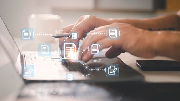 Forretningsmand arbejder med elektroniske dokumentikoner, E-dokumentstyring, online dokumentationsdatabase, papirløst kontor koncept