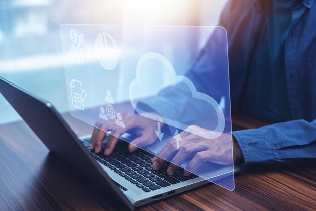 Forretningsmand arbejder online på cloud computing koncept