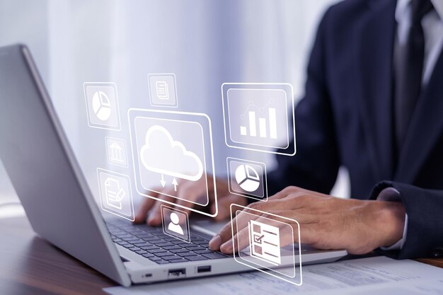 Forretningsmand bruger computer Cloud Computer teknologi og lagring online til computer computer backup lagring data Internet teknologi backup online dokument backup data koncept