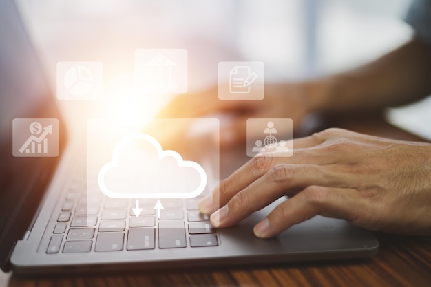 Forretningsmand bruger computer på internet teknologi cloud computing
