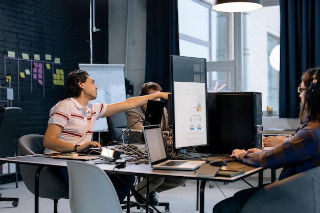 Forretningspartnere, der arbejder på kontoret