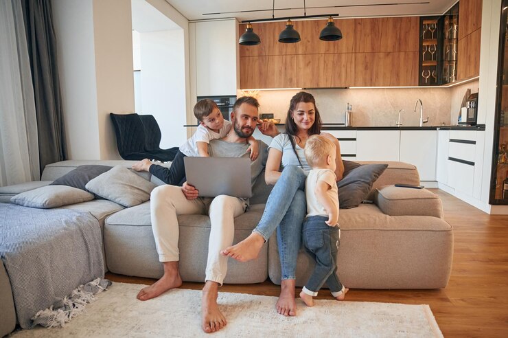 Foto front view parents with two little boys kids are together in domestic room