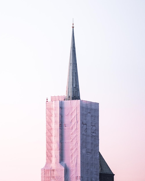 Frøperspektiv af moderne bygning mod en klar himmel