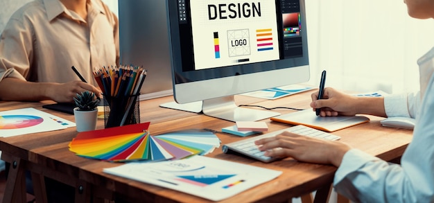 Grafisk designer arbetar på datorlaptop med digital penna. Granskar