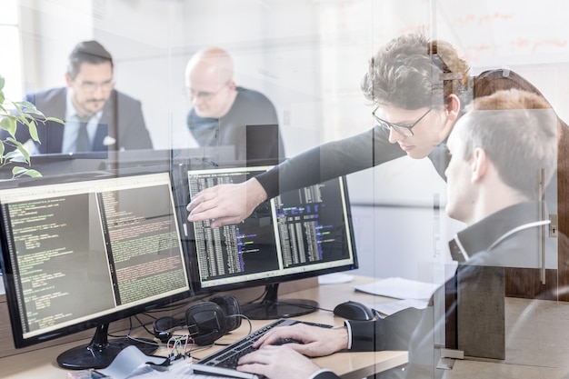 Gruppe af mennesker, der arbejder ved et bord