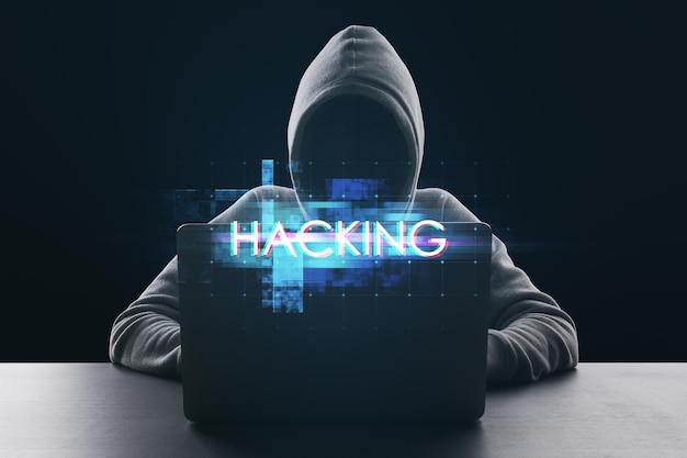 Hackare använder bärbar dator vid skrivbord med abstrakt glödande big data-glitch på svart bakgrund Hacking och stöldkoncept Unik Design Abstrakt Digital Pixelbrus Glitch Fel Videoskada