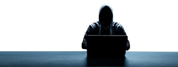 Hackare skriver ut en kod på ett tangentbord för att ta sig in i ett cyberspace