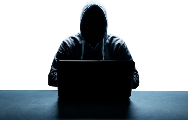 Hackare skriver ut en kod på ett tangentbord för att ta sig in i ett cyberspace