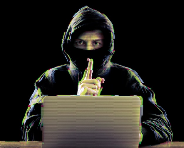 Hackare som använder laptop för att organisera attack mot företags servrar