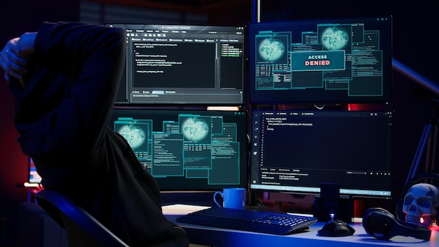 Hackare som får felmeddelandet Åtkomst nekad när han försöker spionera