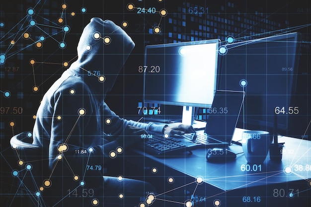Hacker bruger laptop og abstrakte digitale spredningsdiagrammer