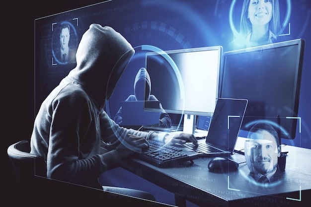 Hacker med abstrakt glødende digital grænseflade