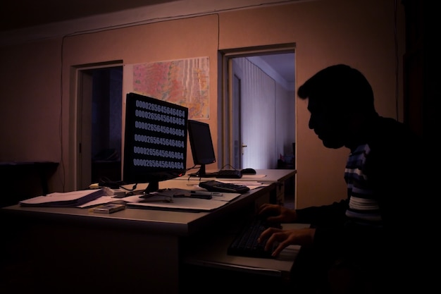 Hacker med computer