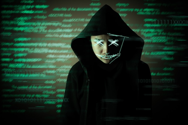 Hacker står i mørket. Cyberkriminalitet koncept.
