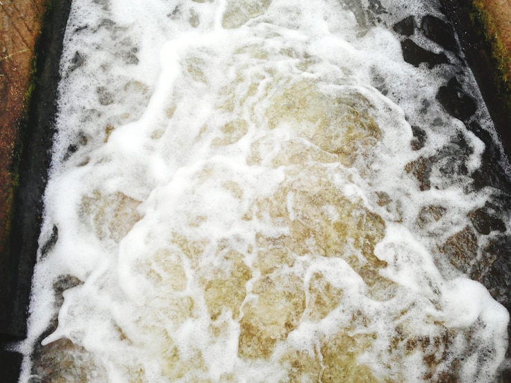 Foto high angle view of splashing water in canal