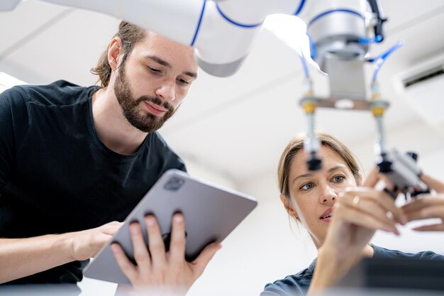Högteknologisk robotarm med en artificiell intelligensdatorenhet i dess