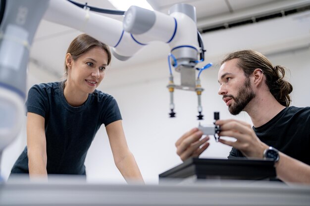 Högteknologisk robotarm med en artificiell intelligensdatorenhet i dess
