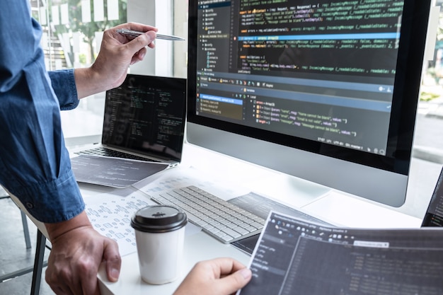 Hold af programmører, der arbejder på projekt