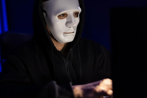 Hvid kriminel anonym maske installerer kodningsadgangskodekryptering Pecuniary